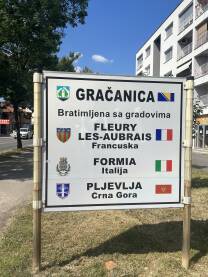 Gračanica, tabla sa gradovima s kojima je grad bratimljen