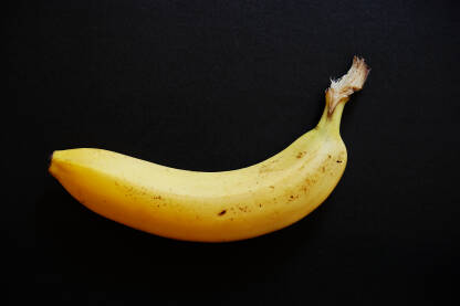 Banana izolovana na crnoj pozadini