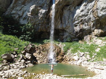 Vodopad Vodopad koji pada sa stijene u malo jezero