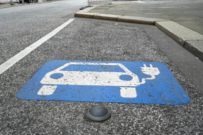 Znak za punjenje električnih vozila na ulici. Znak za punjenje električnih vozila na ulici. Parking rezervisan za električne automobile. Stanica za punjenje.