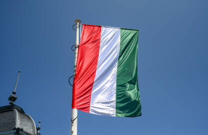 Mađarska zastava. Zastava Mađarske na jarbolu.