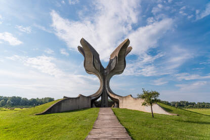 The Stone Flower memorial monument to the victims of Ustasha during World War II in Jasenovac, Croatia ii Spomen spomenik žrtvama ustaštva tokom Drugog svetskog rata u Jasenovcu, Hrvatska