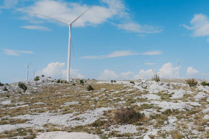 Vjetroturbine u prirodi. Proizvodnja električne energije. Obnovljiva energija.