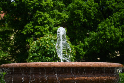 Fontana Fontana u gradskom parku. Voda u fontani.