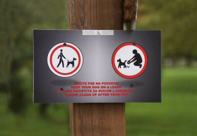 Znak upozorenja vlasnicima pasa u parku za čišćenje i povodac.