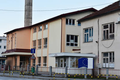 Osnovna škola Žepče Osnovna škola u Žepču u jednosmjernoj ulici.