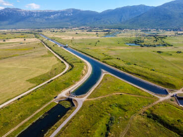 Riječni kanal u polju Riječni kanal u polju. Navodnjavanje.