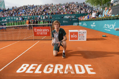 Andrey Rublev pobednik Serbia Open-a sa pobednickim peharom. Pobednik Serbia Open-a za 2022. godinu , Andrey Rublev sa pobednickim peharom.
