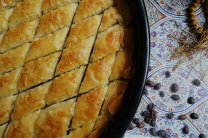 Tepsija puna baklave Baklava i tespih simbol Bajrama . Tradicionalno Bosanska poslastica koja je neizostavna u obiljezavanju svecanih dogadjaja.