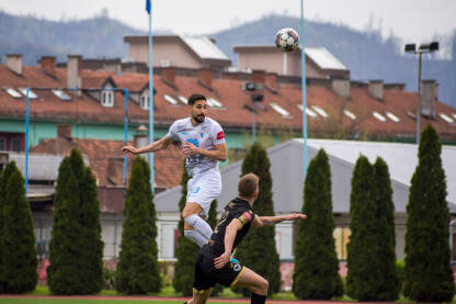 Fudbaleri Skok igrača FK Tuzla City za osvajanje lopte.