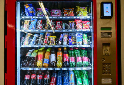 Samouslužni aparat za piće i grickalice. Automat. Samouslužni aparat za piće i grickalice. Automat za hladne napitke i grickalice na javnom mjestu.