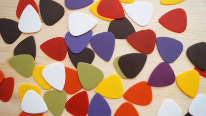 Rznobojne trzalice za gitaru