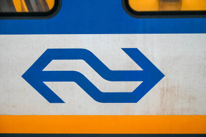 Nizozemske željeznice, simbol na vozu. Amsterdam, Holandija: Logo javnog željezničkog operatera u Holandiji. Simbol Nederlandse Spoorwegen ili Nizozemskih željeznica.