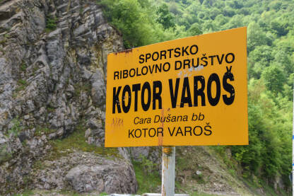 Kotor Varoš Tabla sa natpisom Sportsko ribolovno društvo Kotor Varoš. Republika Srpska, Bosna i Hercegovina.