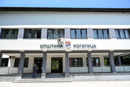 Opština Rogatica Opština Rogatica. Zgrada opštine u centru mjesta.