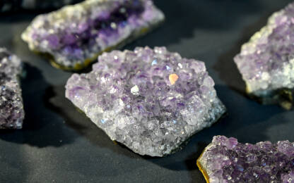 Ametist. Kristali i minerali izloženi na sajmu. Krupni plan kristala.