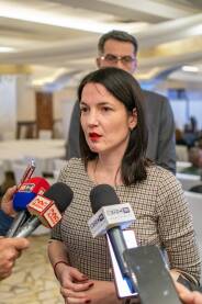 Jelena Trivić Јелена Тривић српска је политичарка и универзитетска професорка. Садашња је народна посланица у Народној скупштини Републике Српске и потпредсједница Партије демократског прогреса.