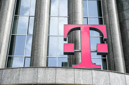 T-mobile logo na zgradi. T-mobile logo na zgradi. Njemačka telekomunikacijska kompanija. Simbol T-mobile.