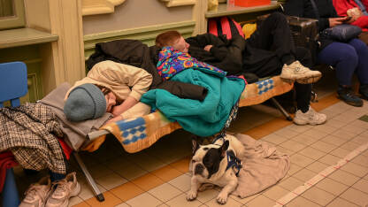 Izbjeglice iz Ukrajine u u tranzitu kroz Poljsku.  Izbjeglice odmaraju na željezničkoj stanici.