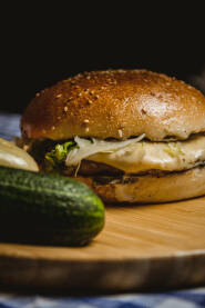 Burger Čizburger pecivo na dasci