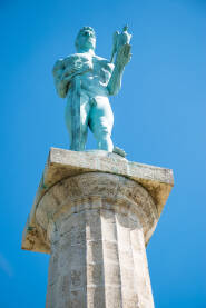 Spomenik Pobedniku u Beogradu Čuvena statua Pobednika, čuveni trijumfalni spomenik podignut je 1928. godine u Gornjem gradu beogradske tvrđave Kalemegdan.