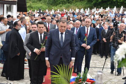 Milorad Dodik i Nenad Stevandić u Bratuncu Obilježavanje stradanja Srba u Srednjem Podrinju i Birču u Bratuncu, 31 godina, 1. juli 2023. godina.
Polaganje cvijeća Milorad Dodik.