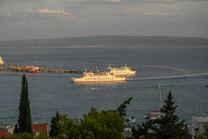 Trajekti Jadrolinije u splitskoj luci. Split, Hrvatska: Trajekti Jadrolinije na moru.