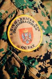 3. pješadijski puk (Republika Srpska) OS BiH 3. pješadijski puk (Republika Srpska)
Oružane snage Bosne i Hercegovine. OSBiH. Grb na maskirnoj uniformi. Grb na ramenu vojnika.