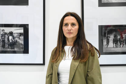 Fotografkinja Milena Erceg iz Gradiške pozira ispred svojih djela. Fotografkinja Milena Erceg pozira ispred svojih djela. Umjetnica Milena Erceg na izložbi fotografija.