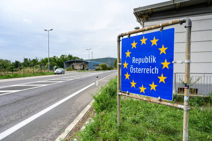 Znak na ulazu u Republiku Austriju. Znak na ulazu u Republiku Austriju. Granica između Austrije i Slovačke. Österreich.
