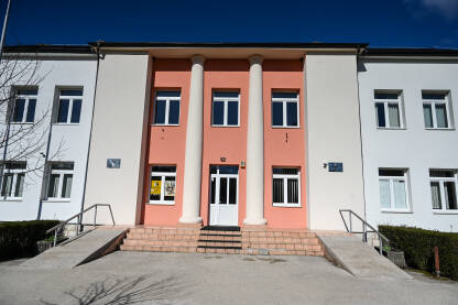 Zgrada opštine Drvar. Zgrada opštine Drvar u centru grada. Opštinska uprava.