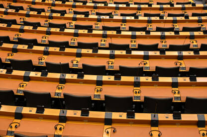 Evropski parlament Evropski parlament u Briselu. Stolovi, sjedišta i slušalice.