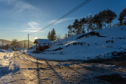 Zima u bosanskom selu, popodne sa niskim suncem pred zalaskom