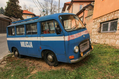 Milicijski kombi Stari milicijski kombi