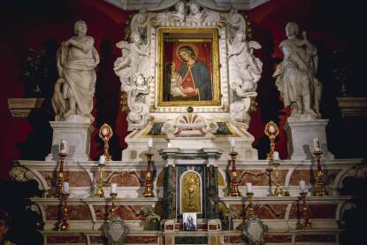 Drevna ikona Bogorodice, duhovni centar ostrva Gospe od Škrpjela, pred kojom su generacije mornara nalazile utjehu i snagu prije dugih putovanja.