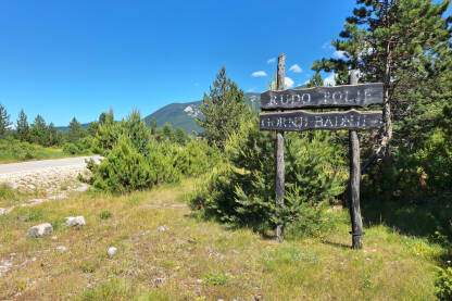 Natpis Rudo polje - Gornji Badnji na visoravni Risovac. Bosna i Hercegovina. Park prirode Blidinje.