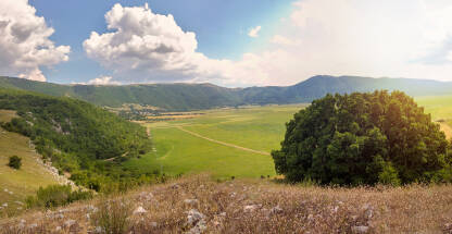 Glamočko polje - panorama Dio Glamočkog polja od sela Dolac prema visoravnima Blagodije i Kruga