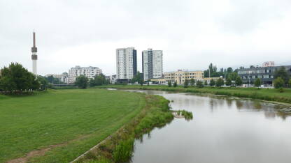 Panorama naselja Pejton, Ilidža Pogled na Centralnu džamiju Ilidža koja sagrađena 2016. godine i dio naselja Pejton, Ilidža. Centralnim dijelom teče rijeka Željeznica.