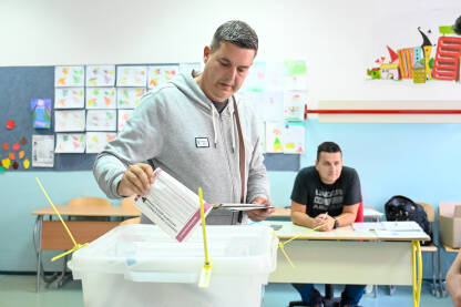 Ljudi glasaju na izborima u BiH Ljudi glasaju na izborima u BiH. Izbori u Bosni i Hercegovini.