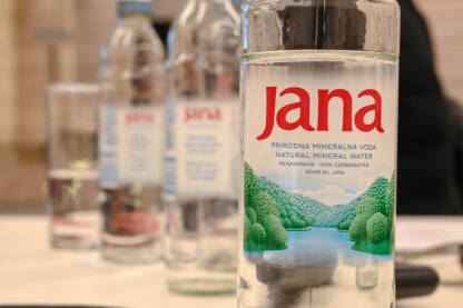 Flaširane voda Jana u plastičnim flašama. Mineralna voda u boci.