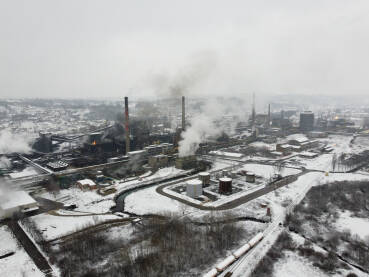 DJI_0487 Zagađenje zraka iz tvornice. Snimak dronom na industrijski kompleks. Fabrički dimnjaci ispuštaju zagađen plin. Industrijsko onečišćenje vazduha.