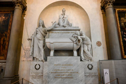 Firenca, Italija: Kenotaf Dantea Alighierija u bazilici Santa Croce. Firenca, Italija: Kenotaf Dantea Alighierija u bazilici Santa Croce. Dante Alighieri bio je talijanski pjesnik, pisac i filozof.