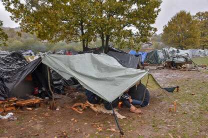 Improvizovani migrantski kamp Improvizovani šatori u kojima spavaju migranti i izbjeglice u Velikoj Kladuši, Bosna i Hercegovina. Improvizovani kamp na livadi.