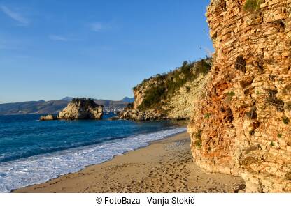 Prelijepa pješčana plaža u Ksamilu, Albanija. Zalazak sunca i zlatni sat na plaži. Sunčan dan na praznoj plaži.