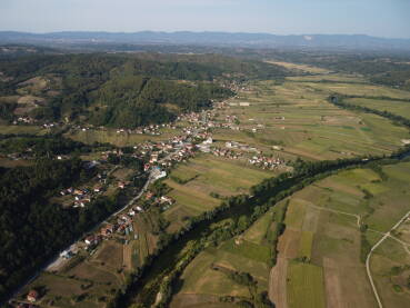 Oštra Luka Sjedište opštine Oštra Luka, kod Sanskog Mosta. Panoramski snimak