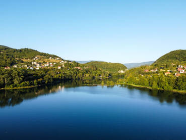 Plivsko jezero, Jajce, Bosna i Hercegovina. Jezero smješteno između planina, snimak dronom. Prirodno jezero između brda. Plivsko jezero, Jajce, Bosna i Hercegovina.