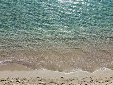 Valovi na moru, snimak dronom. Pješčana plaža.