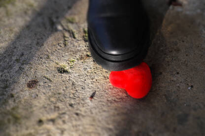 Nasilje u porodici/vezi. Ubistvo žene. Nasilje nije ljubav.

Fotografija besplatna za ilustrovanje medijskih sadržaja o nasilju, svako drugo korištenje je zabranjeno.

Autorka: Svjetlana Panić