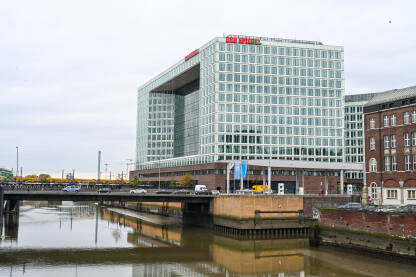 Sjedište Spiegel-a u Hamburgu, Njemačka. Der Spiegel je njemački sedmični magazin. Sjedište Spiegel-a u Hamburgu, Njemačka. Der Spiegel je njemački sedmični magazin. Uredništvo.