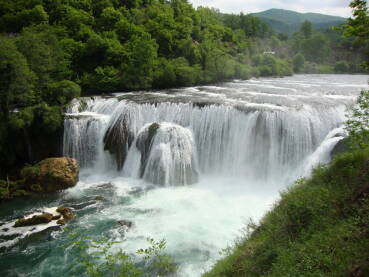 Štrbački buk Štrbački buk je 24 m visok vodopad na rijeci Uni u blizini naselja Kulen Vakuf i Orašac koji se nalazi u neposrednoj blizini granice Bosne i Hercegovine sa Hrvatskom.